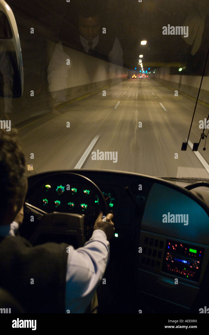 La guida di autobus attraverso un tunnel autostradale a Santiago del Cile. Foto Stock