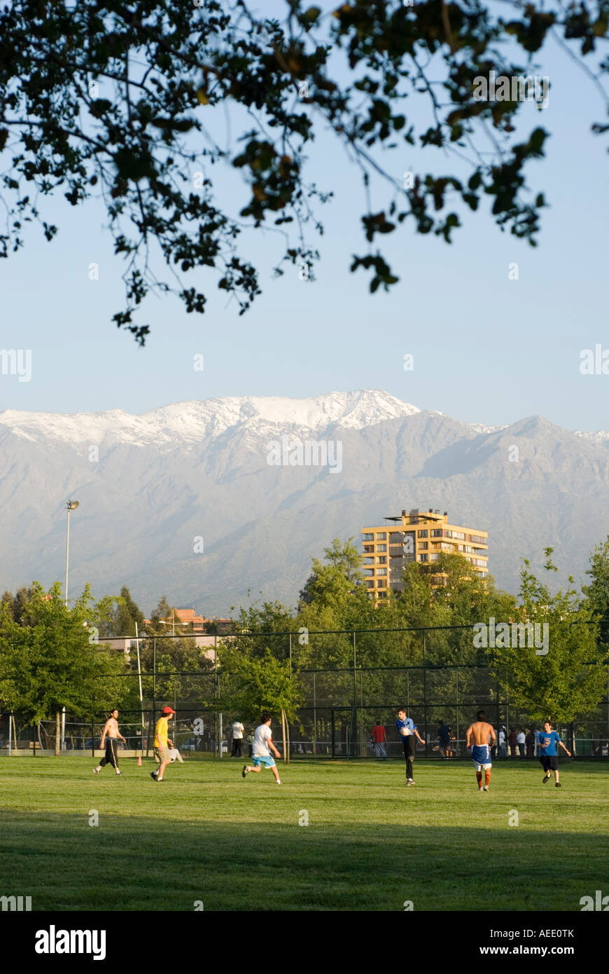 Una partita di calcio o di calcio in Santiago del Cile, con le Ande montagne in distanza. Foto Stock