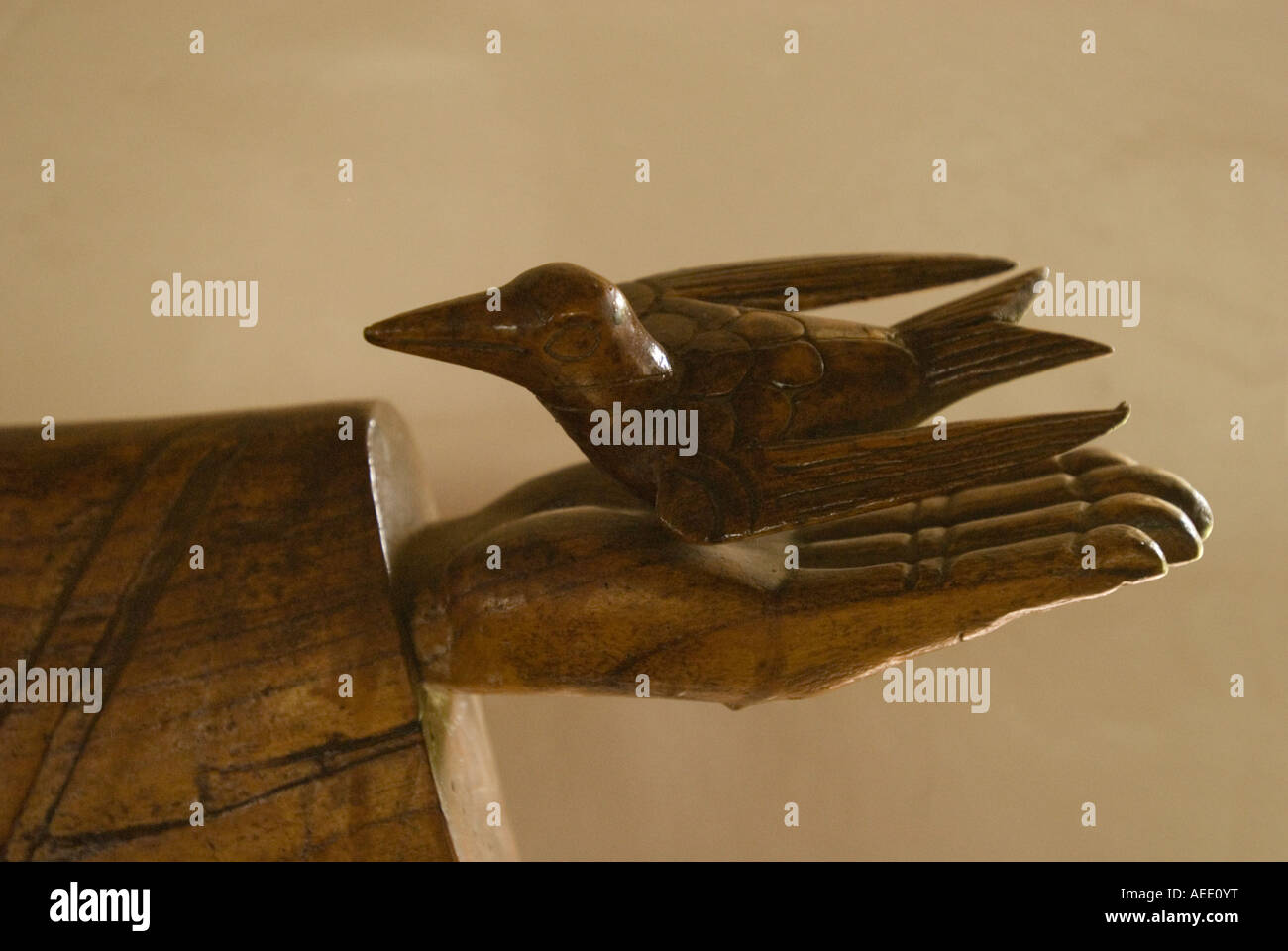 Un scolpito statua lignea nella chiesa di Santa Croce sull'Isola di Pasqua. Foto Stock