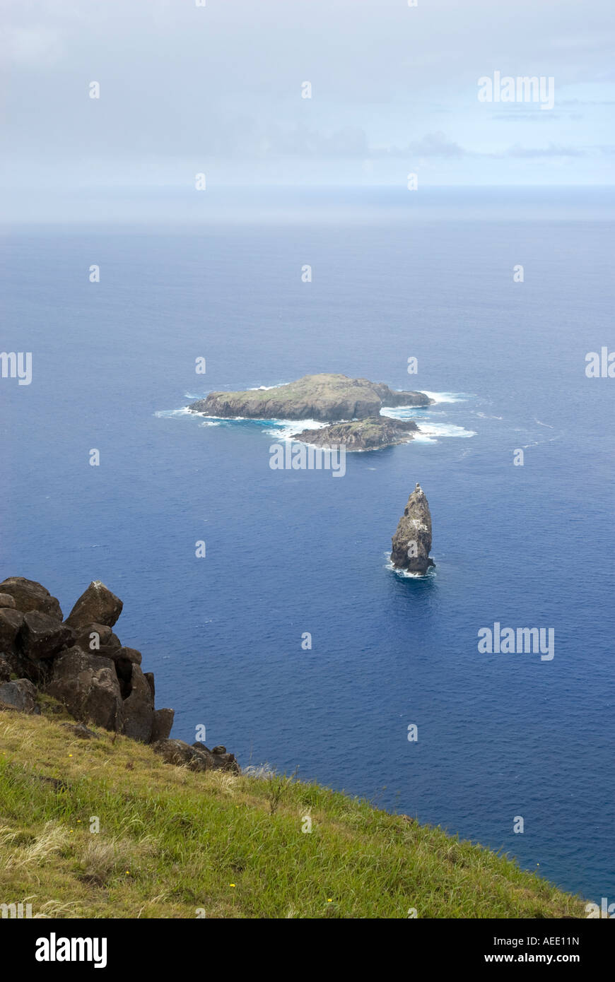 Gli isolotti di Motu Nui e Motu Iti fuori della costa dell'Isola di Pasqua nell'Oceano Pacifico. Foto Stock