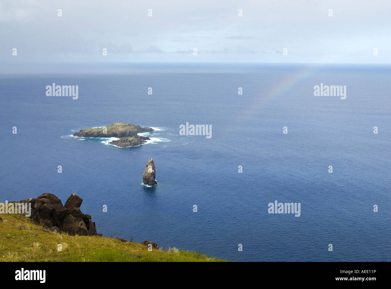 Gli isolotti di Motu Nui e Motu Iti, al largo della costa della isola di Pasqua nell'Oceano Pacifico. Foto Stock
