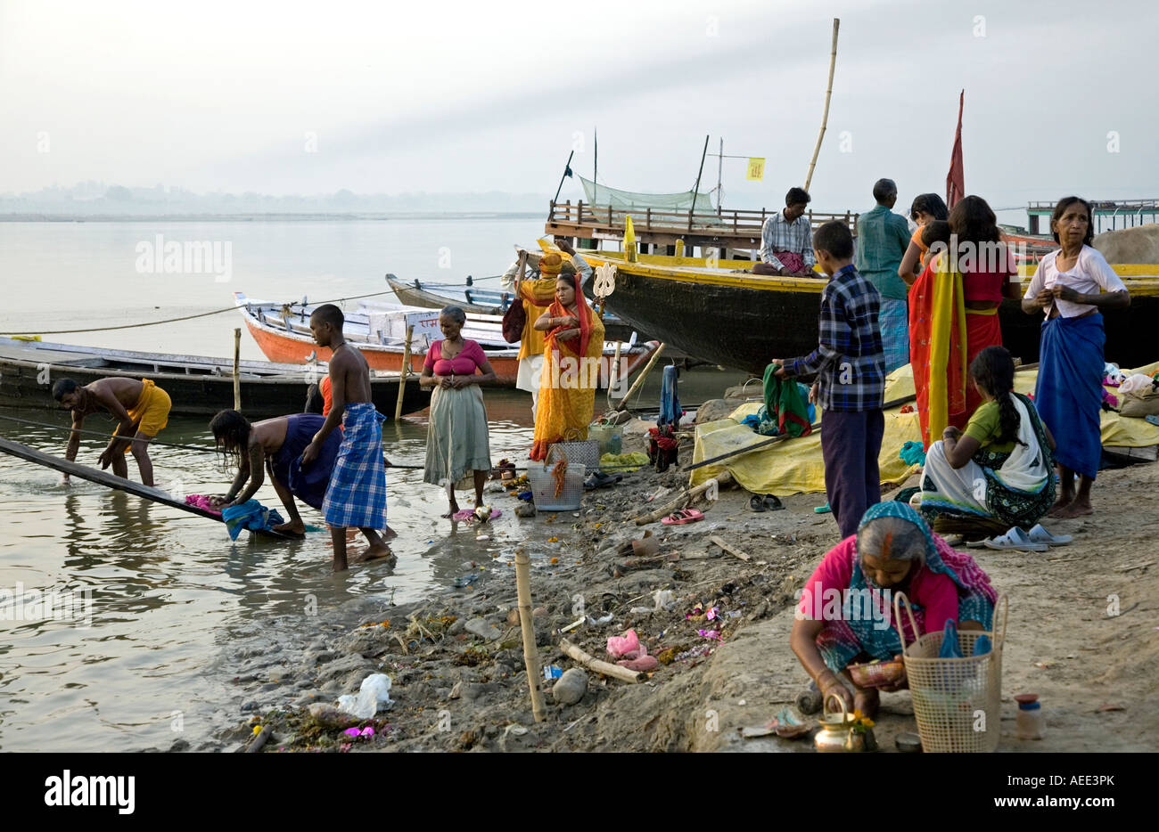 Rituale del bagno di mattina. Assi Ghat. Fiume Gange. Varanasi. India Foto Stock