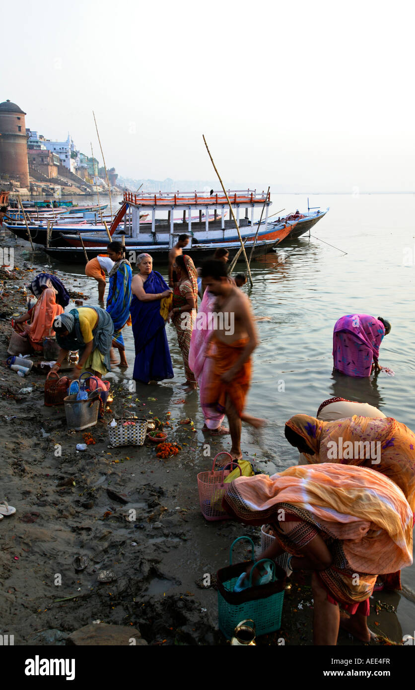 Mattina cerimonia puja. Assi Ghat. Varanasi. India Foto Stock