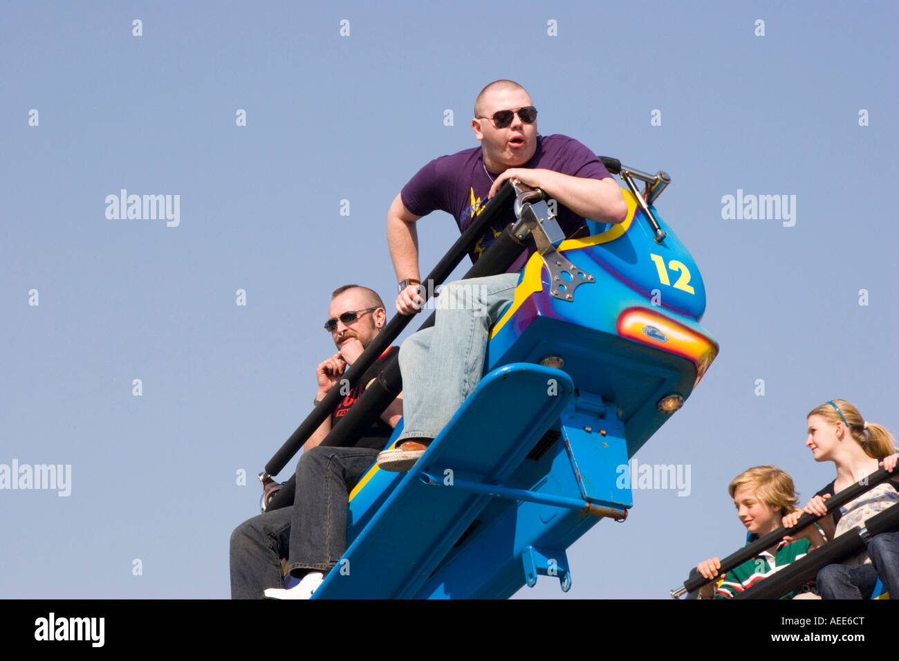 L uomo che soffre di malattia del movimento su una fiera ride Foto Stock