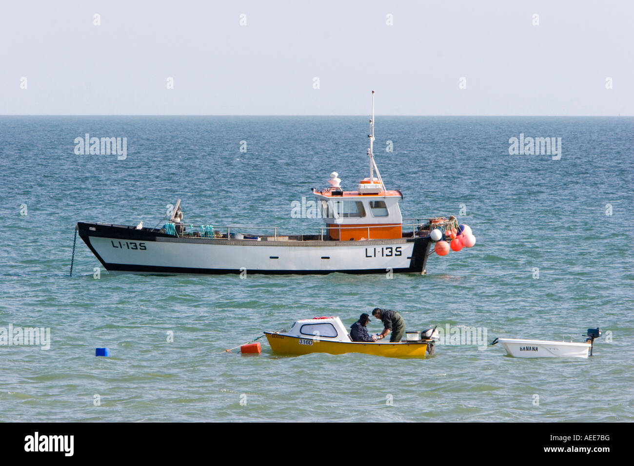 Barche da pesca ormeggiate offshore in Selsey West Sussex Foto Stock