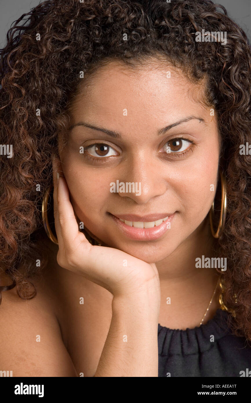 Ritratti di una giovane donna prese in un studio. Foto Stock