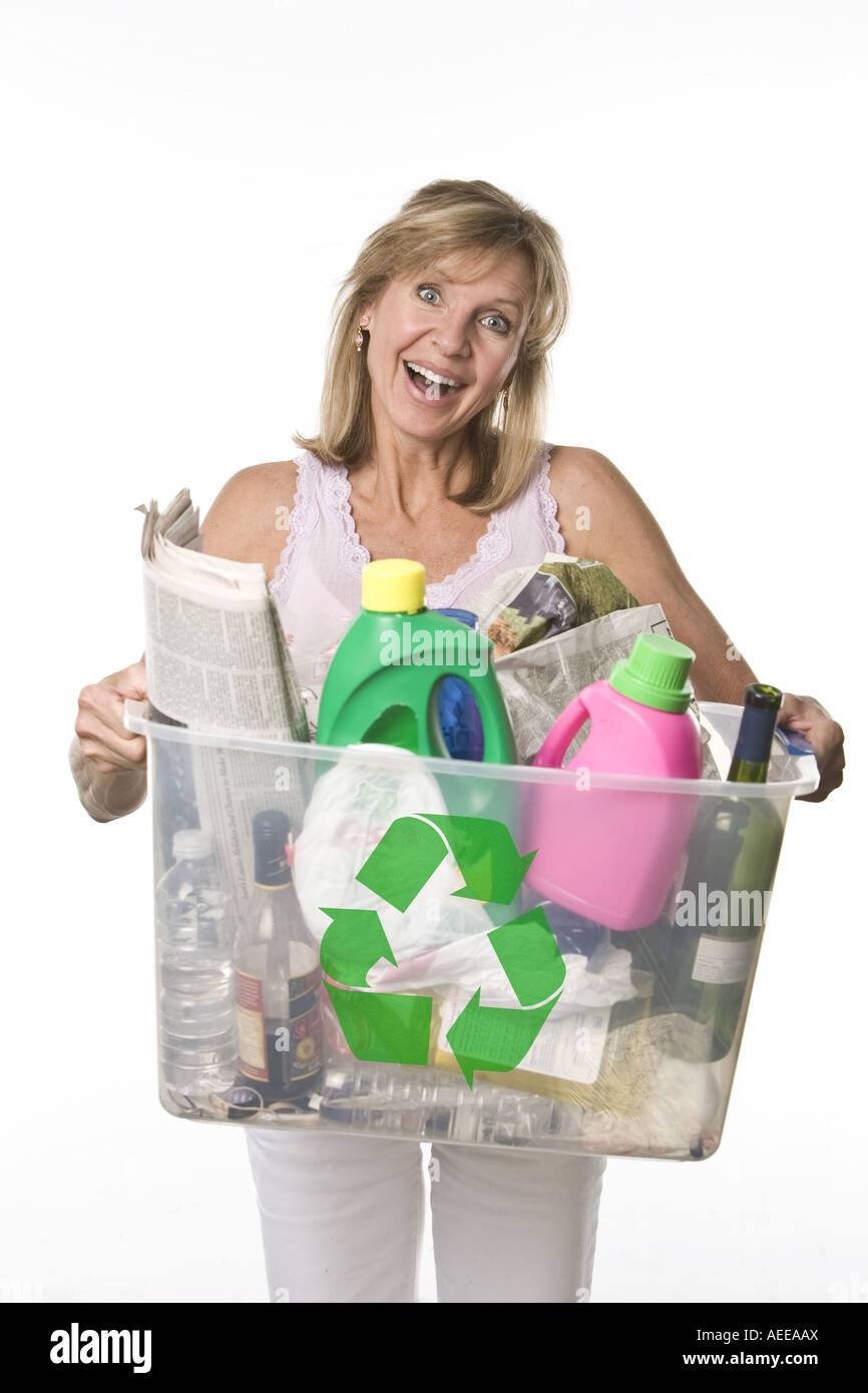 Donna che mantiene un contenitore di plastica pieno di articoli per il riciclaggio. Foto Stock