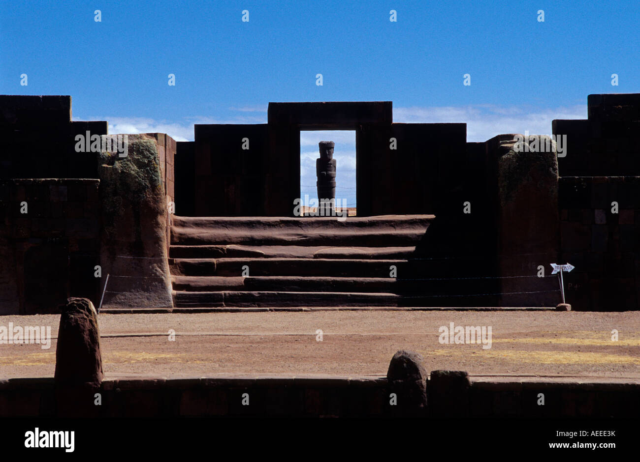 Tempio di Kalassasaya ingresso e Ponce monolite. Rovine di Tiahuanaco , Bolivia Foto Stock