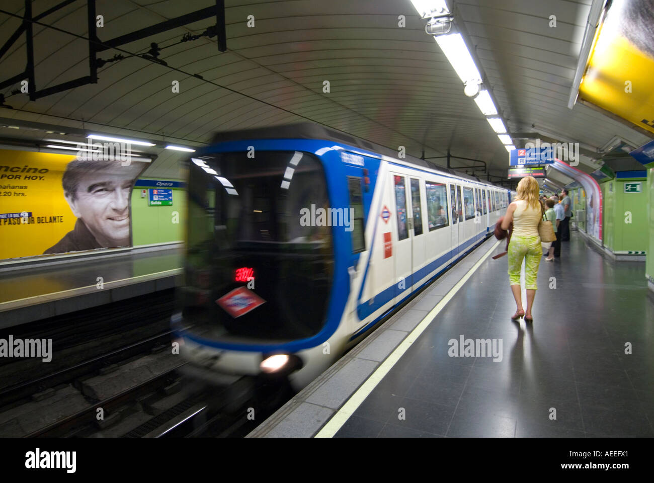 Treno Metro tirando nella stazione Madrid Spagna Foto Stock
