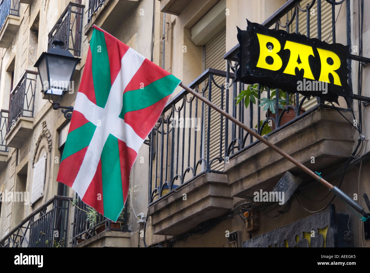 Bandiera basca sopra bar nella Parte Vieja, San Sebastian Foto Stock