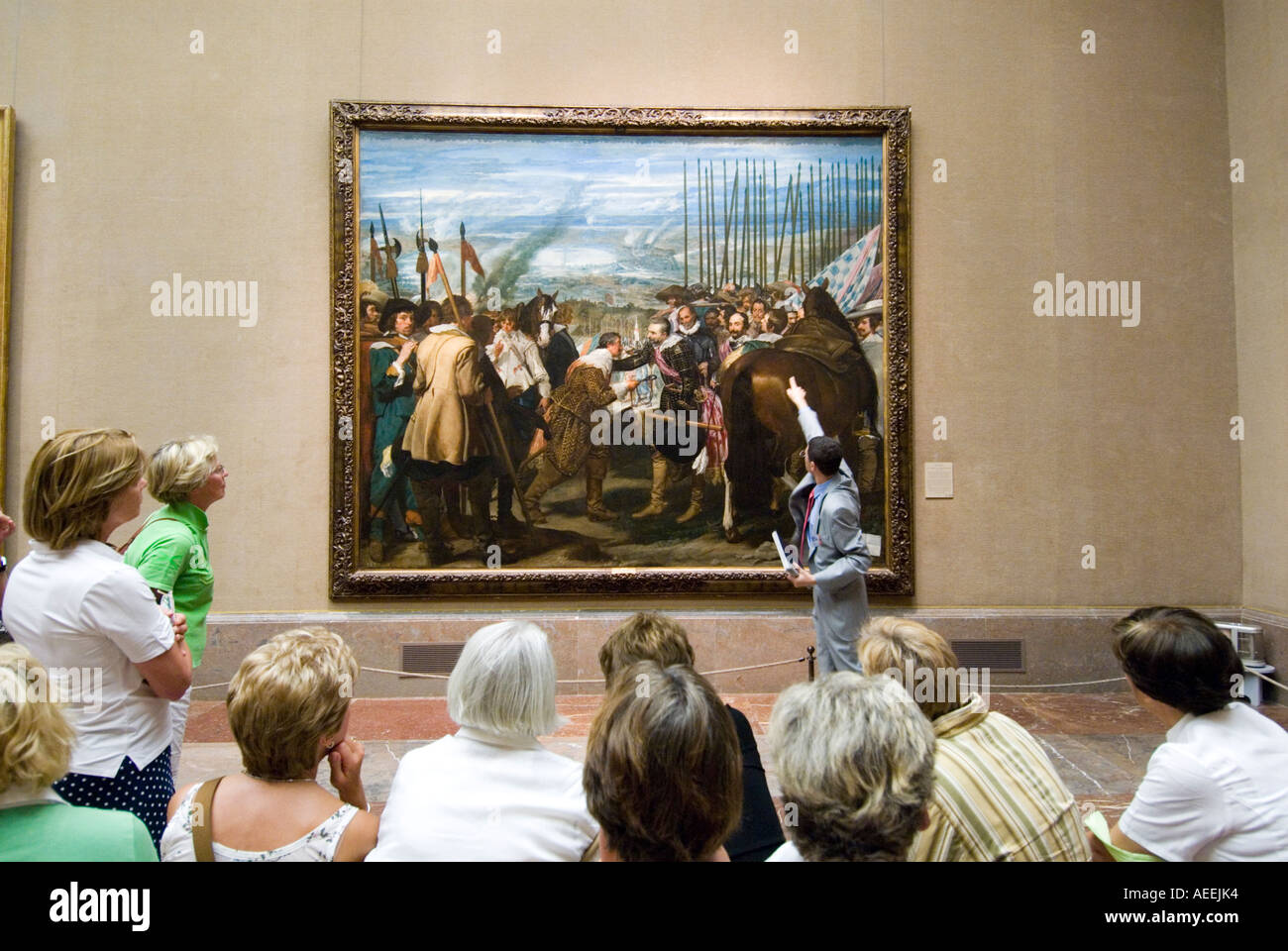 Guida del tour e i turisti che cercano a La Rendicion de Breda da Velazquez nel Museo del Prado di Madrid, Spagna Foto Stock