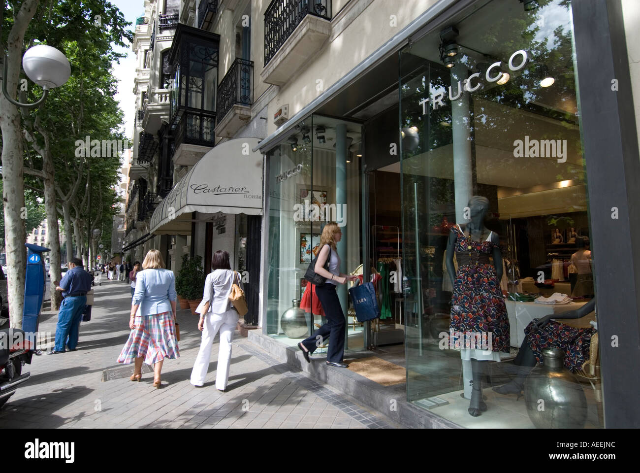 Shopping in Calle de Serrano nel quartiere di Salamanca, Madrid, Spagna Foto Stock