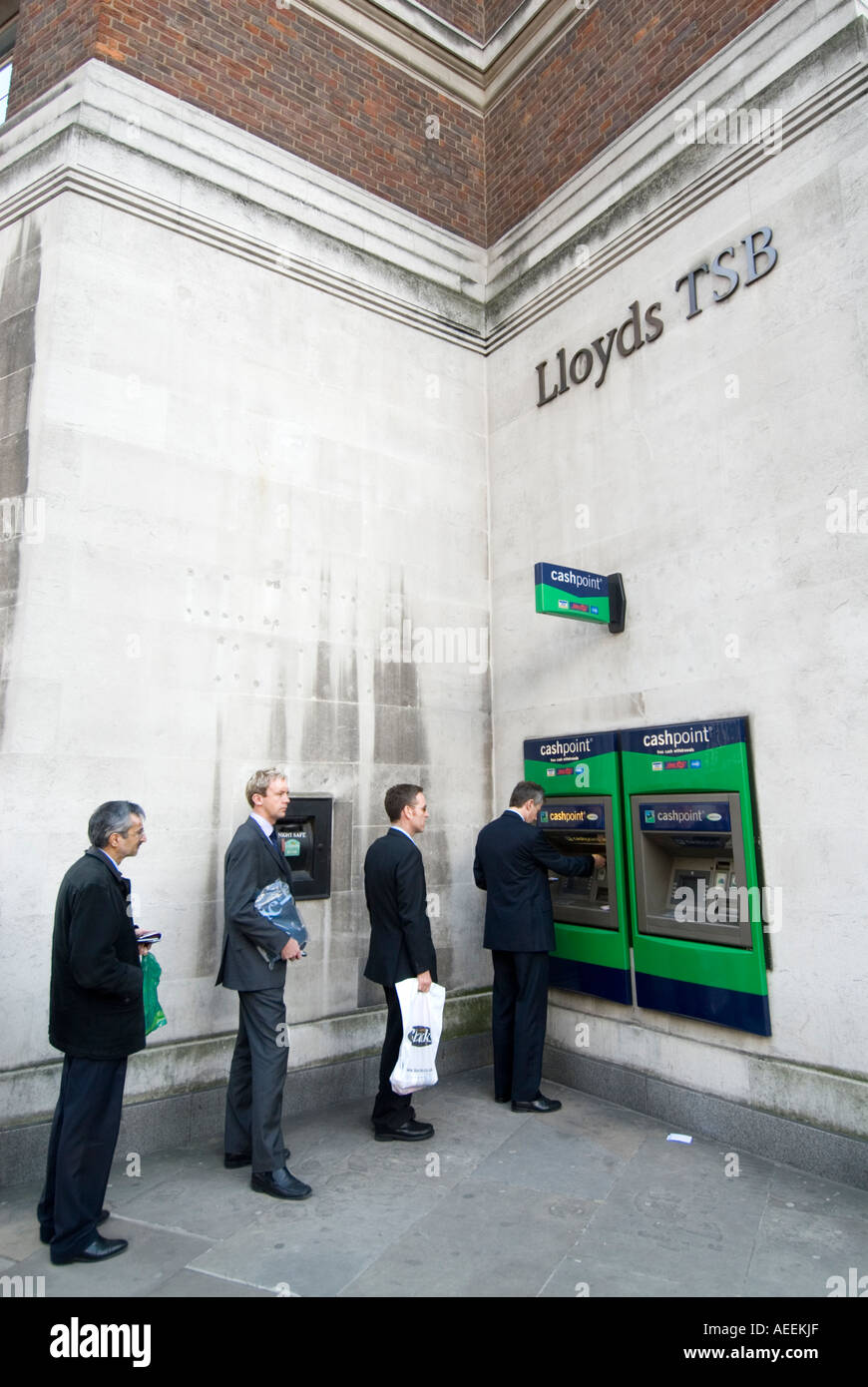 Coda presso la Lloyds TSB Bank cash point machine, Londra Inghilterra REGNO UNITO Foto Stock