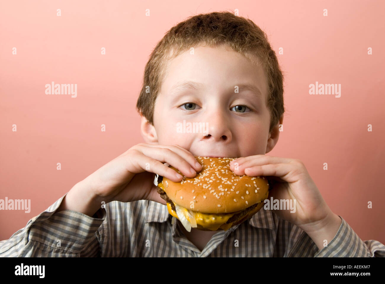 Ragazzo di mangiare McDonald's, Burger, England, Regno Unito Foto Stock