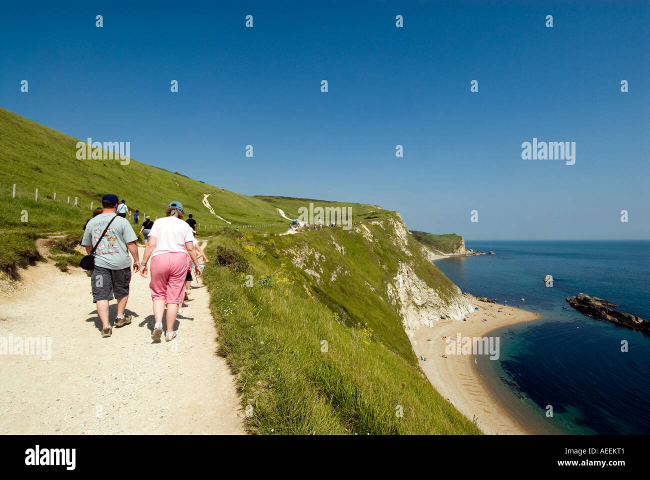 La gente camminare lungo le scogliere, Lulworth, Jurassic Coast, Dorset England Regno Unito Foto Stock