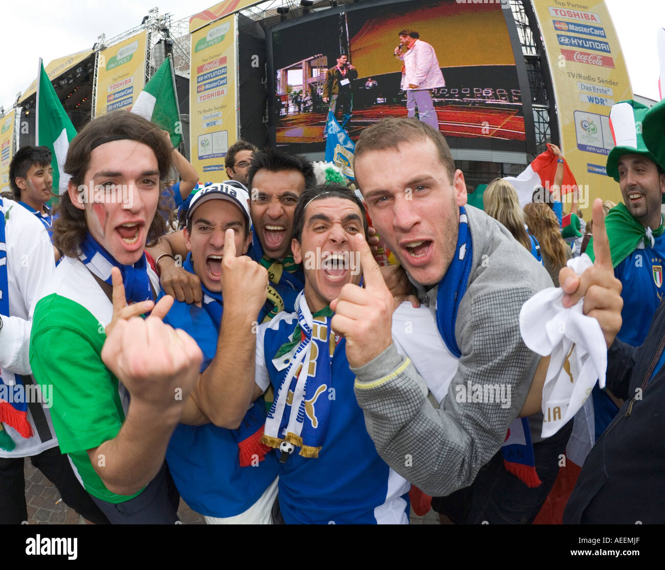 Il calcio italiano fan celebrando la vittoria della loro squadra in Coppa del Mondo di calcio Italia vs Repubblica Ceca (2:0) Foto Stock