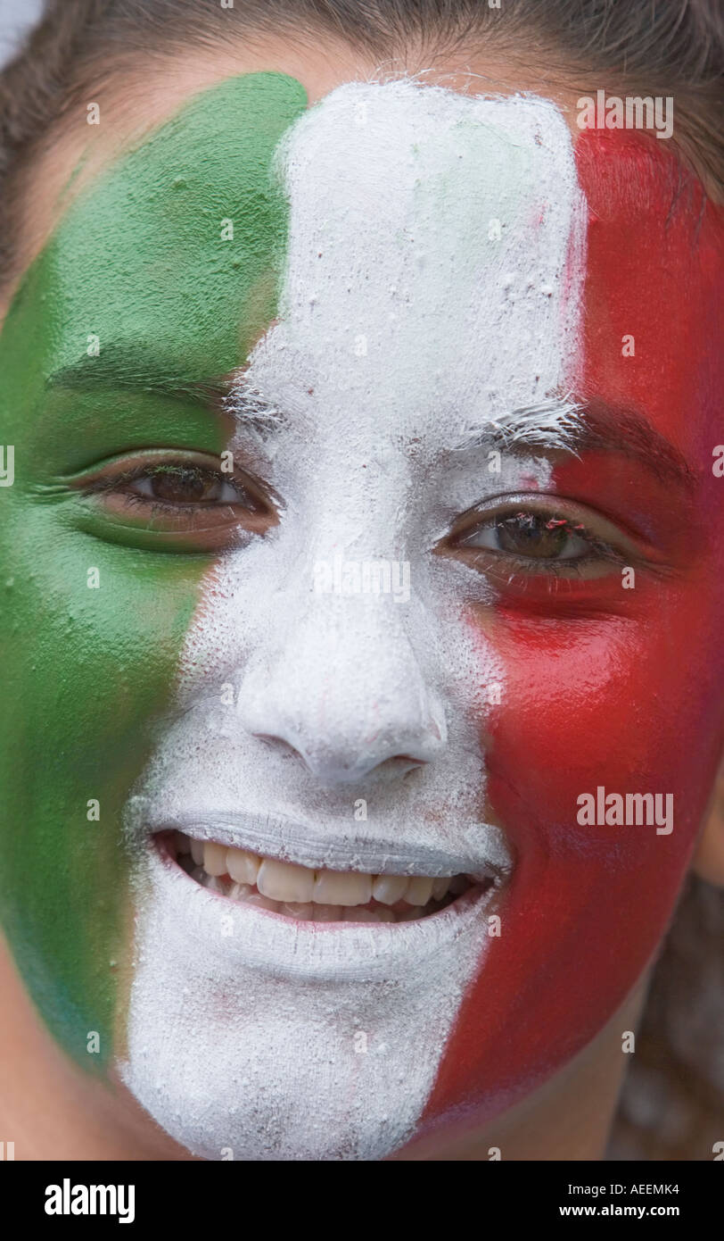 Ritratto di una femmina di calcio italiano ventola con un trucco nella sua colori nazionali Foto Stock