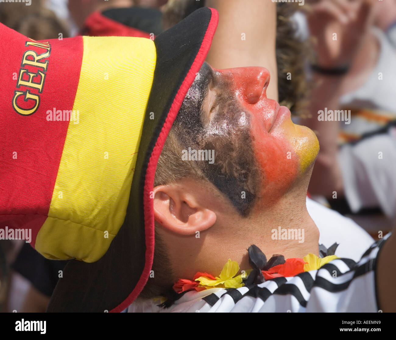 Un tedesco appassionato di calcio per godersi il sole in una coppa del mondo di calcio pubblico visualizzazione Evento in Dortmund Foto Stock