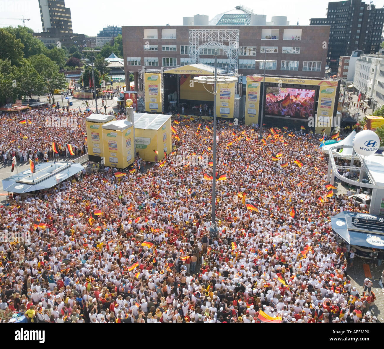Migliaia di tifosi si sono riuniti in occasione di un pubblico visualizzazione Evento in Dortmund, guardando la coppa del mondo di calcio in Germania vs. Svezia Foto Stock