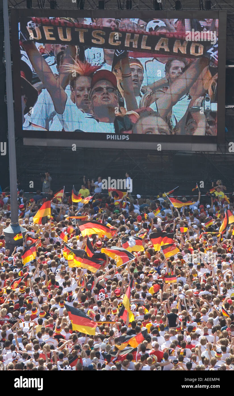 Migliaia di tifosi si sono riuniti in occasione di un pubblico visualizzazione Evento in Dortmund, guardando la coppa del mondo di calcio in Germania vs. Svezia Foto Stock