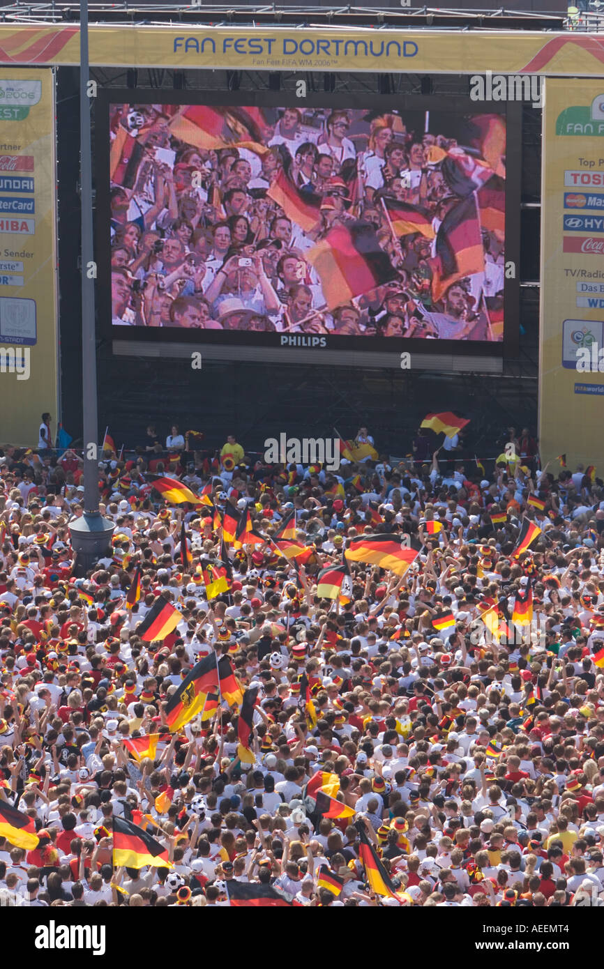 Migliaia di tifosi si sono riuniti in occasione di un pubblico visualizzazione Evento in Dortmund, guardando la coppa del mondo di calcio in Germania vs. Svezia Foto Stock