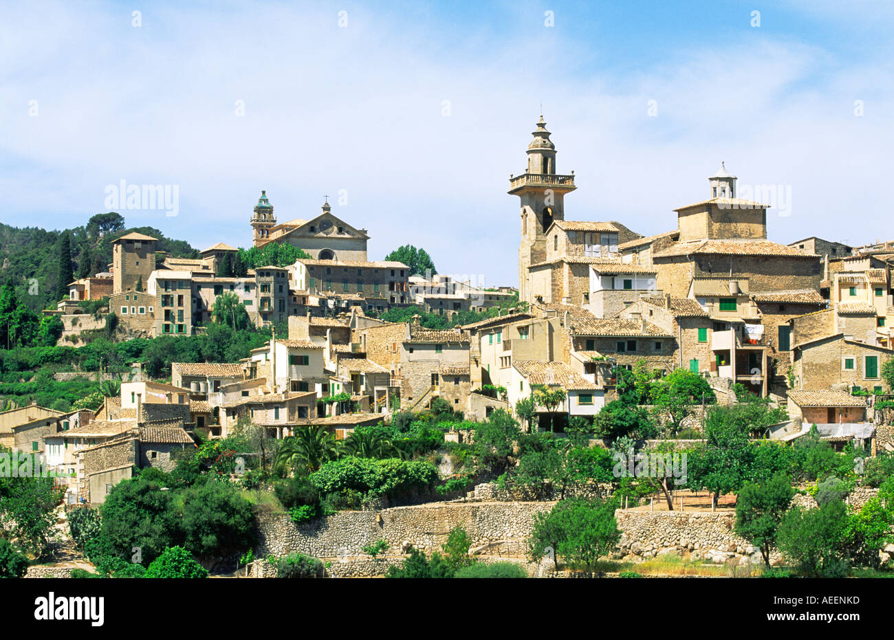 Vecchia città sulla collina di Valldemossa sulla costa nord ovest di Maiorca, isole Baleari, Spagna. Guardando verso la Cartuja Foto Stock