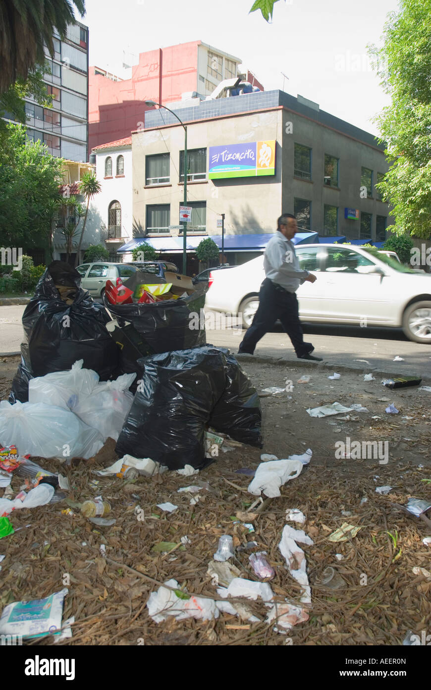 Garbage depositato e gettato in strada è un tutto al problema comune a Città del Messico Foto Stock