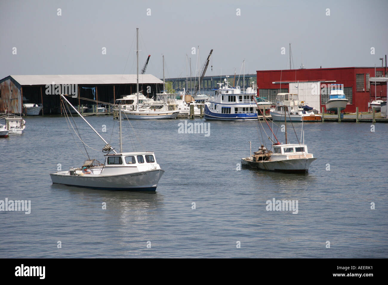 Chesapeake Bay barche da lavoro in attesa di ponte per aprire Foto Stock