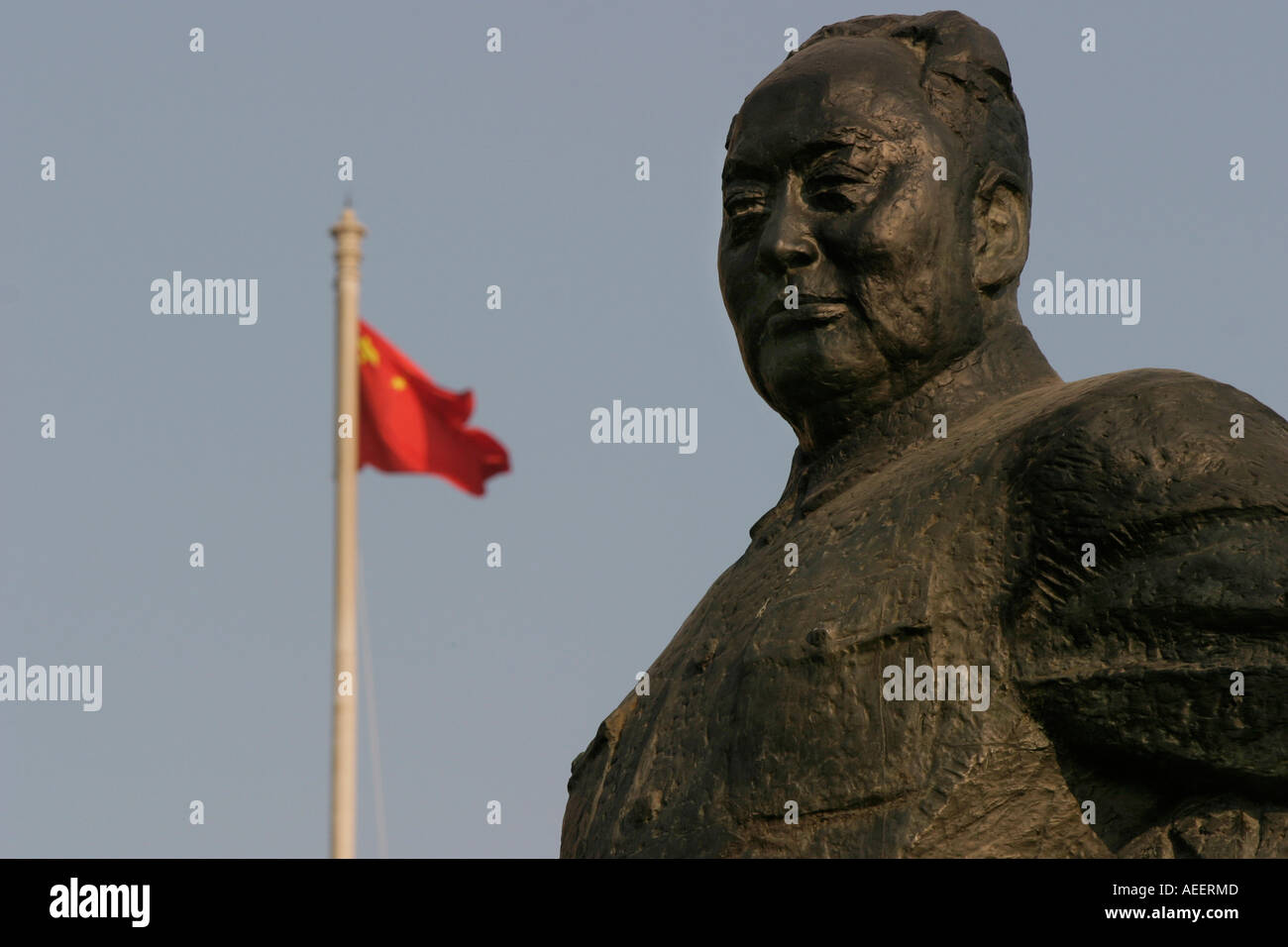 Shanghai Cina statua del presidente Mao sul Bund con la bandiera cinese battenti dietro Foto Stock