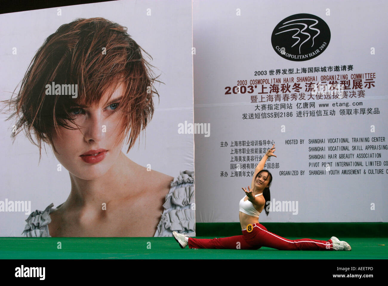 Shanghai Cina: artisti dilettanti prendere parte a display di ginnastica all'aria aperta fase di Nanjing Road Foto Stock