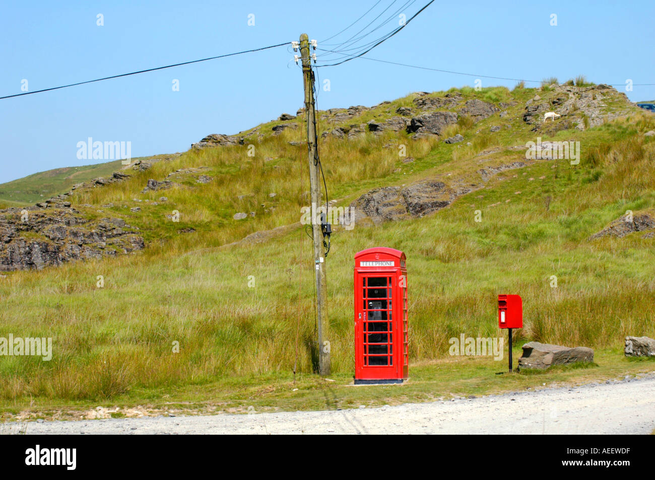 Poco usato il rosso BT phonebox e la cassetta postale a 8 miglia dalla città più vicina in aperta campagna Mid Wales UK Foto Stock