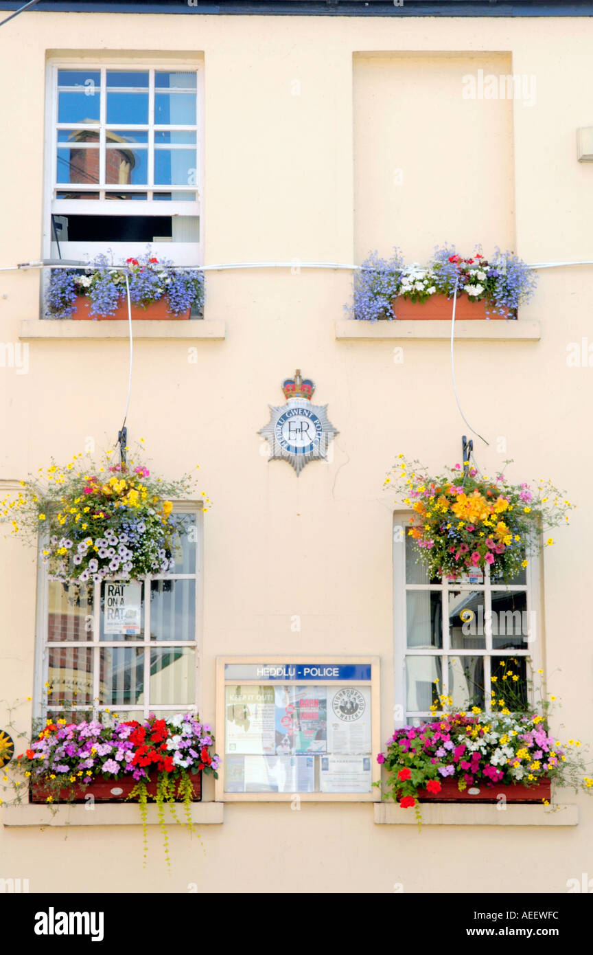 Display floreale al di fuori della stazione di polizia a Usk Monmouthshire Regno Unito la città annualmente compete sia in Galles e Gran Bretagna in fiore comp Foto Stock