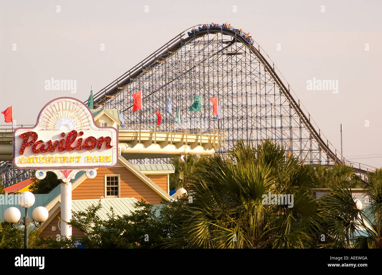 Giro sulle montagne russe in legno e insegna al parco divertimenti Myrtle Beach Pavilion durante la sua ultima stagione nel 2005, South Carolina, Stati Uniti. Foto Stock