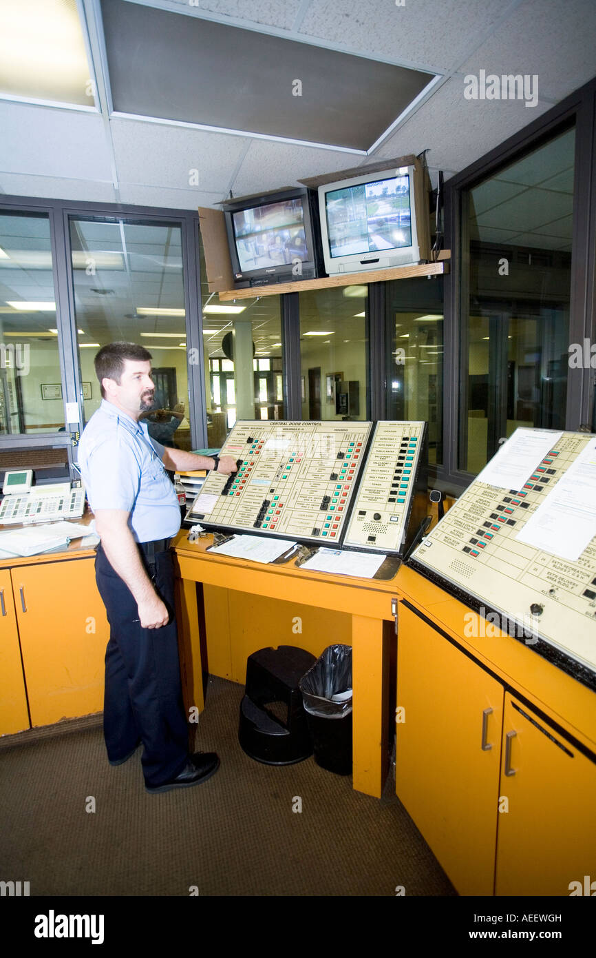 CO lavora nel girare la chiave del centro di controllo il Omaha correzionali Center Omaha Nebraska USA Foto Stock