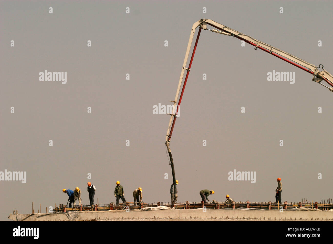 Shanghai China Construction crew lavorando su una nuova strada acquazzone cemento questa strada sarà parte integrante della nuova gara di Formula Uno via fo Foto Stock