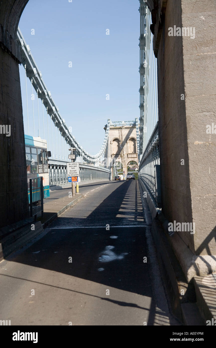 La sospensione ponte costruito da Thomas Telford attraverso il Menai Straits da Bangor per Anglesey, Galles del Nord Foto Stock