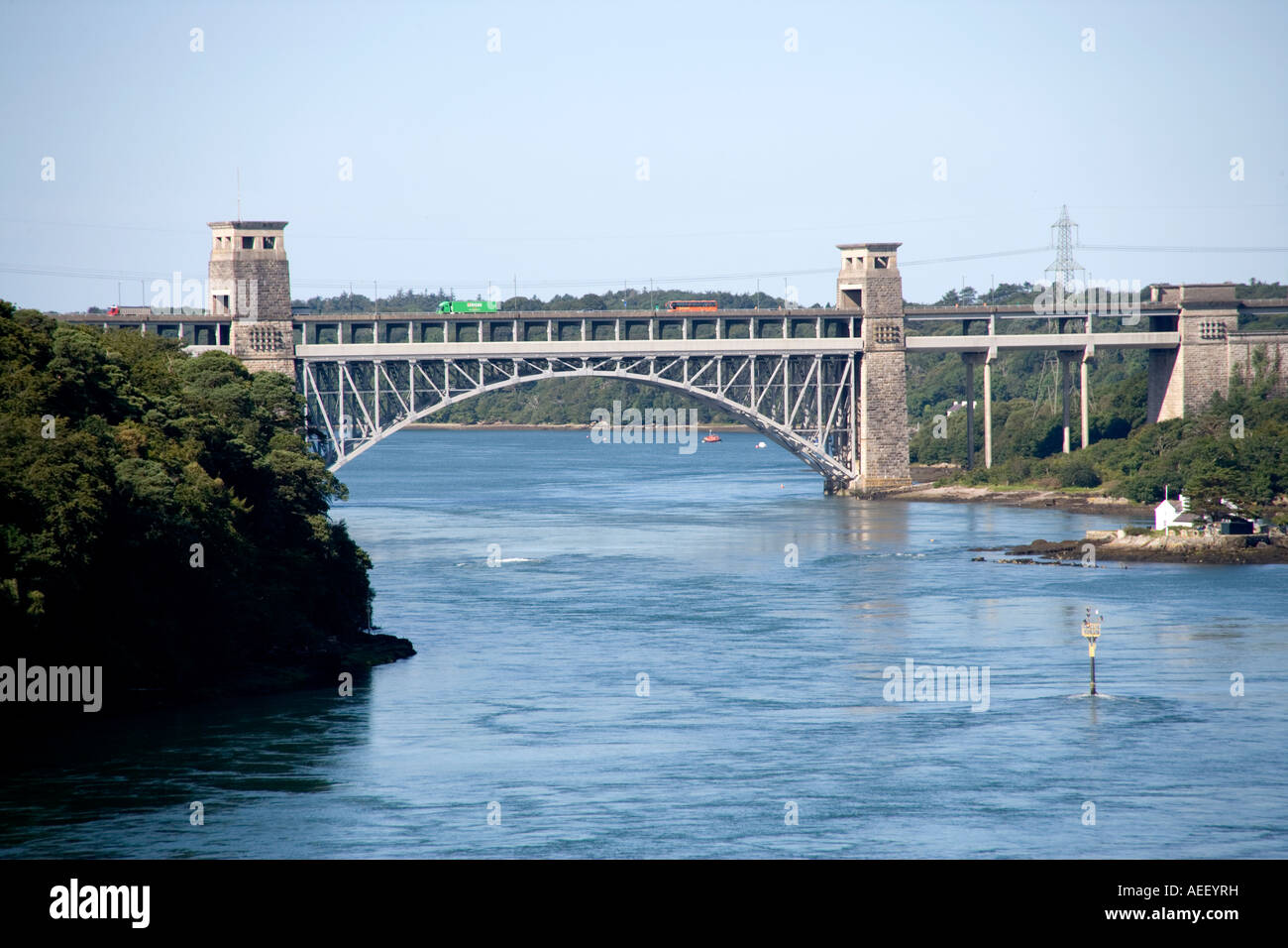 Il Stretto di Menai Bridge dalla sospensione ponte costruito da Thomas Telford ,Bangor, il Galles del Nord Foto Stock