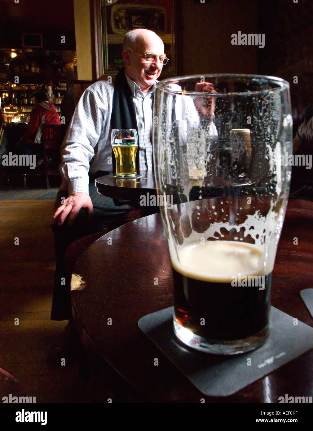 Un quasi finito pinta di Guinness e un buon bar patron - Dublino, Irlanda Foto Stock