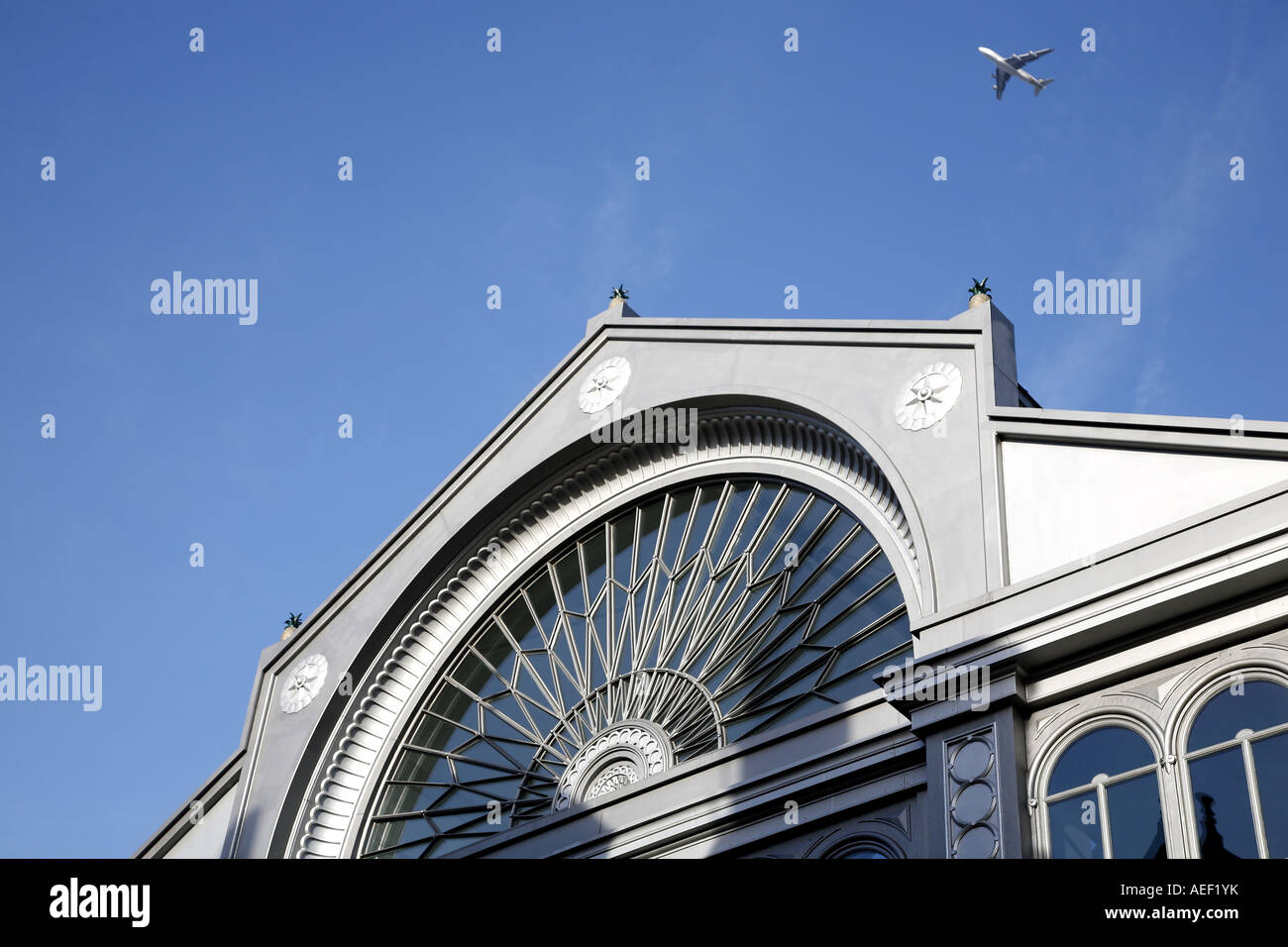 Il City Airport Jet aeromobili battenti su Londra s Victorian Borough Market Hall floreali Foto Stock
