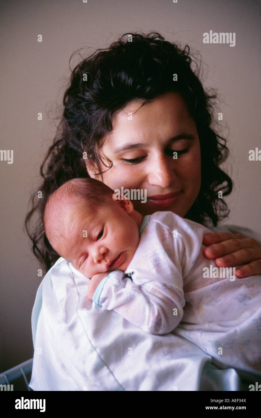 Amare giovane madre abbracciando baby close up neonato sulla spalla etnia ispanica diverse etnico razziale razziale diverse biracial POV closeup Foto Stock