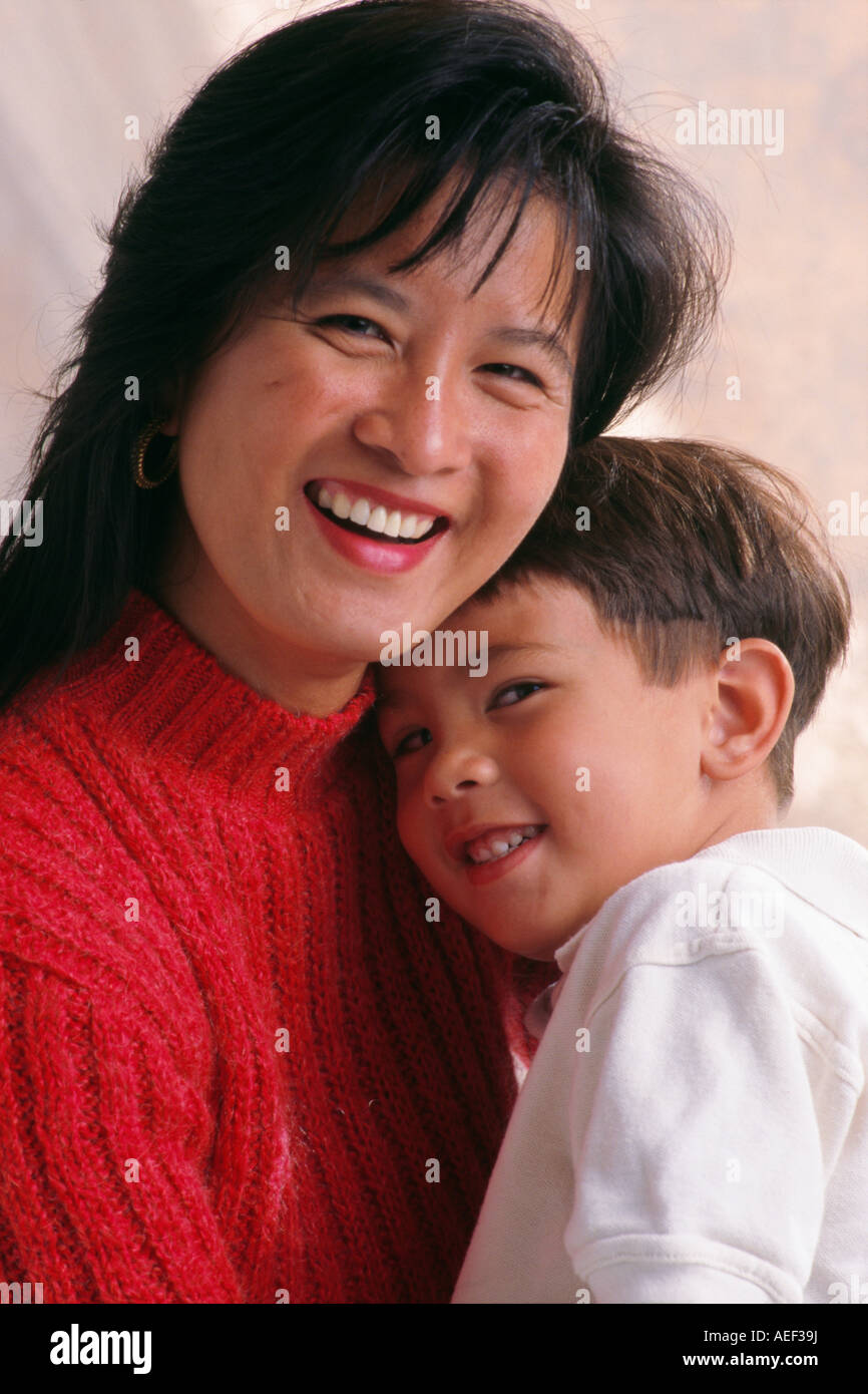 Filipina madre e figlio da 2 a 4 anno di età pre-k sorridente ritratto multi etnico biracial etnico razziale di diversità culturali vicino multiculturale fino POV Foto Stock