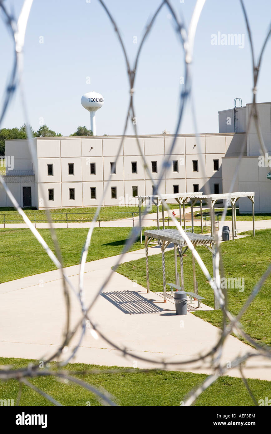 Unità alloggiamento visto attraverso il filo di rasoio. Prigione di Massima Sicurezza. Nebraska, USA. Foto Stock