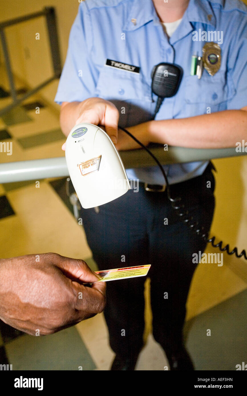Detenuto ID card digitalizzato in linea il pranzo. Prigione di Massima Sicurezza. Nebraska, USA. Foto Stock