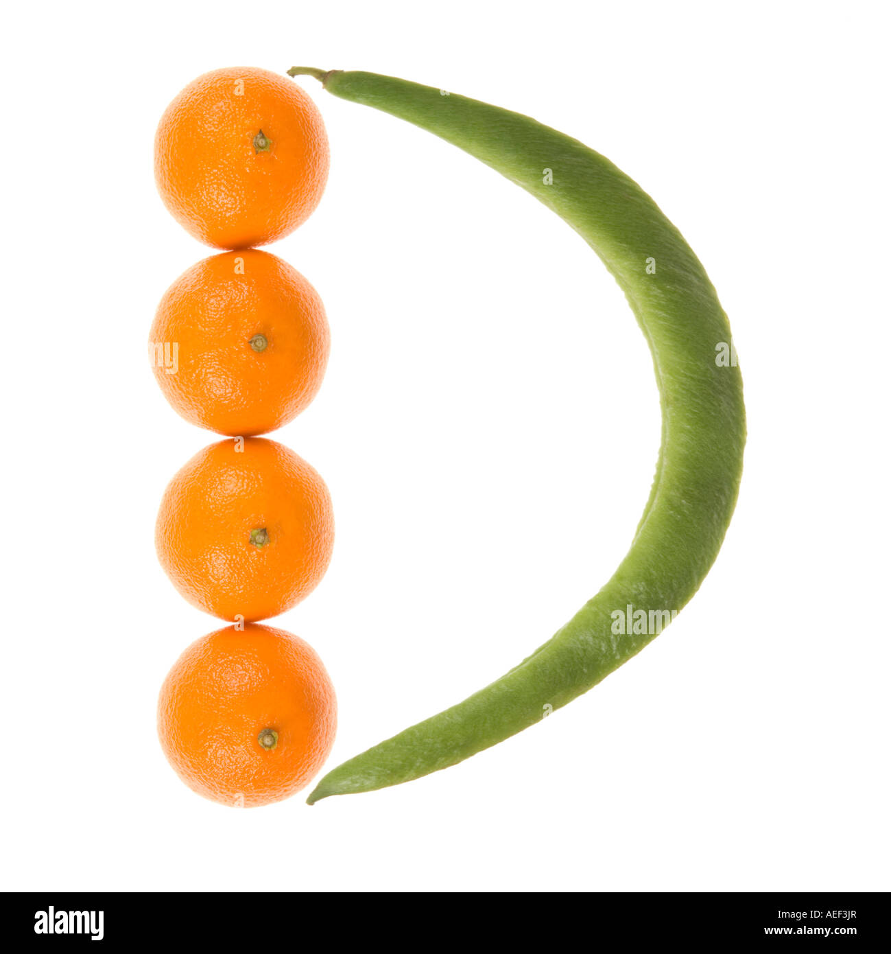 La lettera D su di un bianco puro sfondo utilizzando arance e un runner bean. Foto Stock