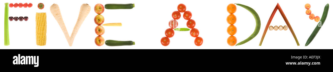 Un 220mb file della frase 5 Un giorno o cinque volte al giorno utilizzando la frutta e le verdure su una pura sfondo bianco. Foto Stock