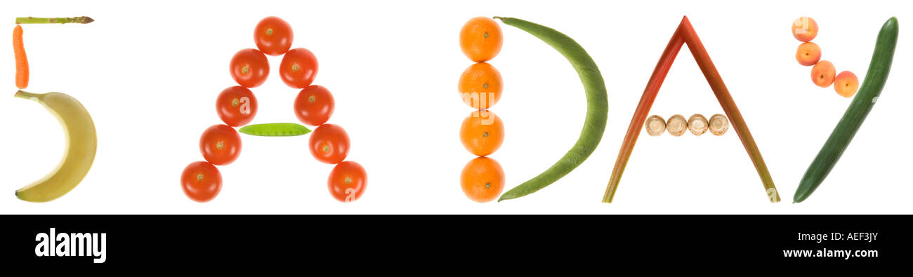 Un 220mb file della frase 5 Un giorno o cinque volte al giorno utilizzando la frutta e le verdure su una pura sfondo bianco. Foto Stock