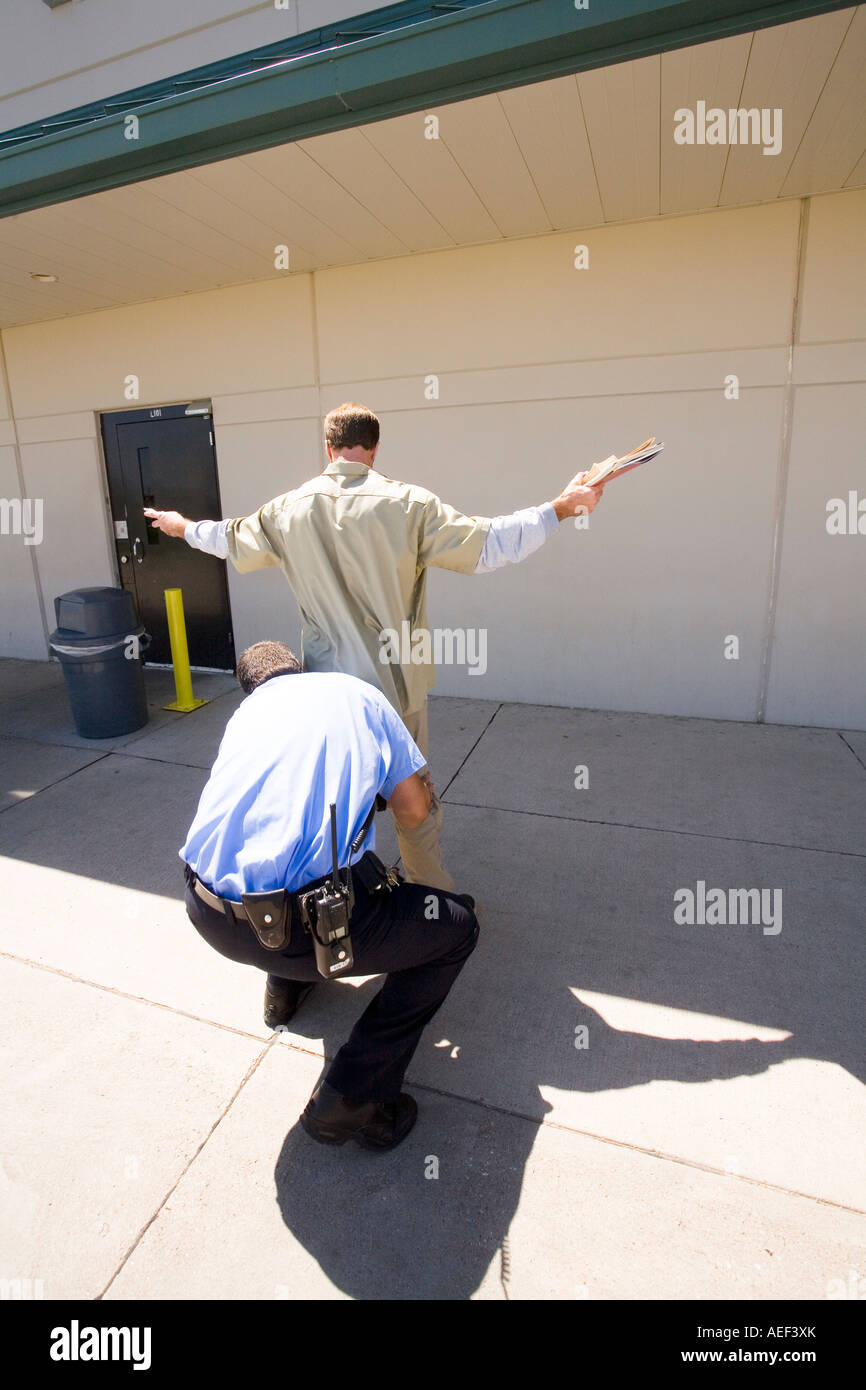 CO agitando giù frisking detenuto in cantiere alla prigione di massima sicurezza dello Stato Tecumseh imprigionare Nebraska USA Foto Stock