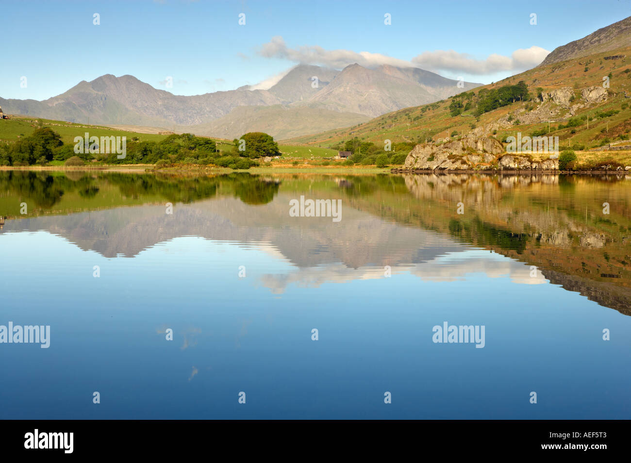 Mattina di primavera Llynnau Mymbyr Vicino a Capel Curig Snowdonia North West Wales Foto Stock