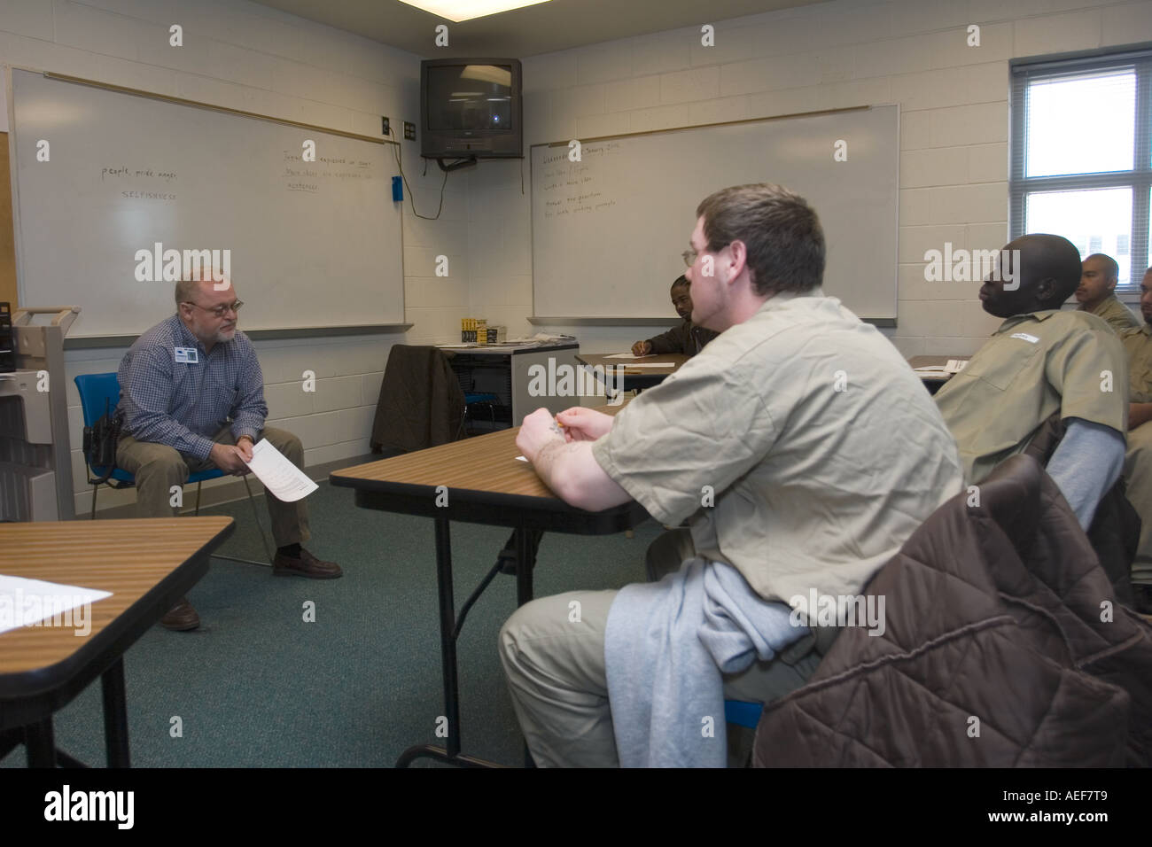 I capretti gli studenti in un apprendimento in aula a proposito della grammatica come struttura di frasi e testi di lettura Foto Stock