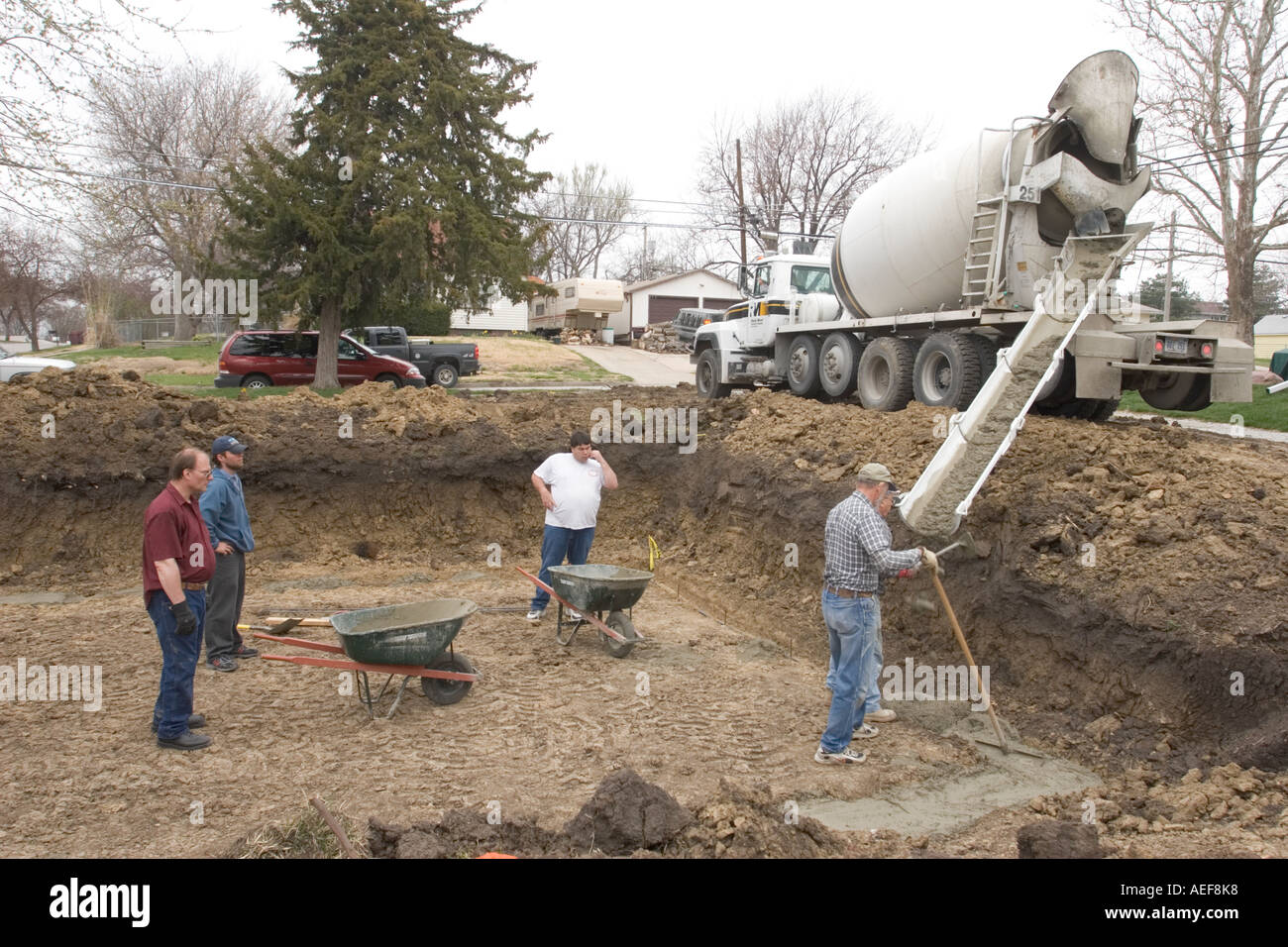 Volounteers versando la fondazione in un Habitat for Humanity sito dove una nuova casa sarà costruito per una famiglia meritevoli. Foto Stock